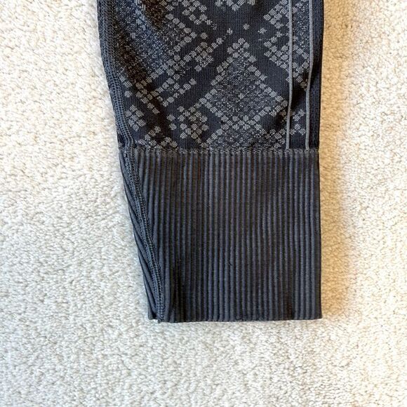 Lululemon Ebb to street seamless pixel snake print cropped leggings. Siz… - Picture 4 of 9